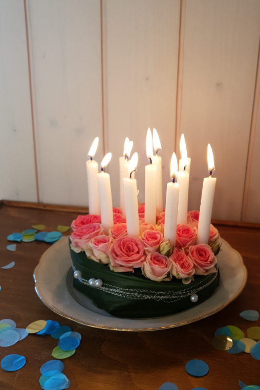 Kuchen-und-Kerzen-zum-Geburtstag-Exklusive-Geburtstagstorte-mit-Rosen-selber-machen.png