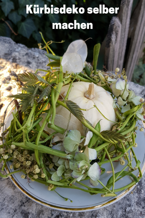 Kuerbis-Deko-in-weiss-DIY-ANleitung-Floristik-Herbstdeko-Floristik-ANleitung-Blumenmann.png