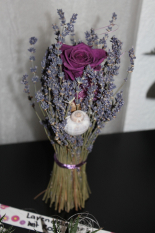 Lavendelstehstrauss mit violetter gefriergetrockneter Rose