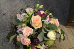 Liebevoller Blumenstrauss in rosa (ausgeliefert in Konolfingen am 1. April 2016)