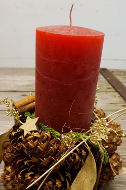 Naturdeko-Idee-mit-rot-Gold-Zpfen-Dekoration-Douglas-Zapfen.png
