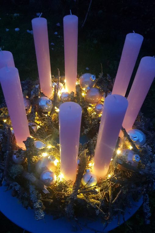 Naturdeko-Tischdekloration-advent-Adventsdeko-Adventskranz-exklusiv.png