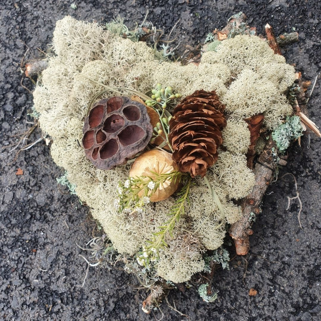 Naturdeko-Winter-Deko-Idee-Grabstaette-Herz-aus-Islandmoos.jpg