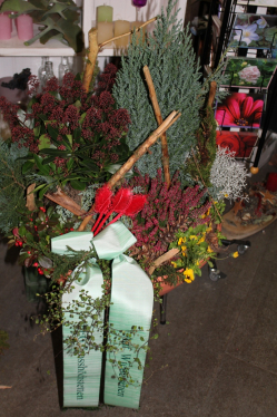 Pflanzenschale mit Schleife (ausgeliefert auf den Friedhof Konolfingen am 19.11.12)