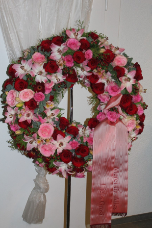 Trauerkranz rosa-rot  mit ringsum Blumen