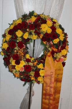 Leuchtender Kranz mit ringsum Blumen in leuchtenden Farben (ausgeliefert in Ostermundigen am 6. März 2013)