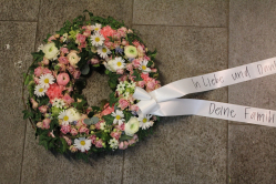 Ringsumkranz mit Schleife in rosa weiss (ausgeliefert in Grosshöchstetten am 1. Februar 2013)