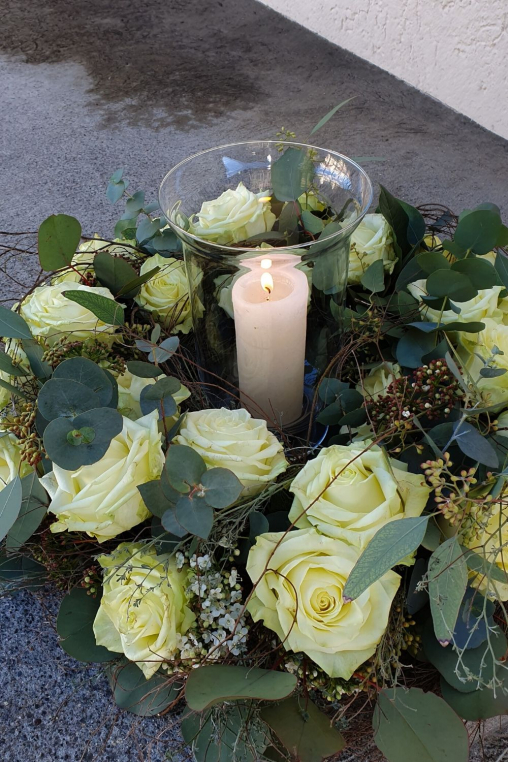 Romantischer-Rosenkranz-in-weiss-Tischdekoratio-Hochzeit.jpg