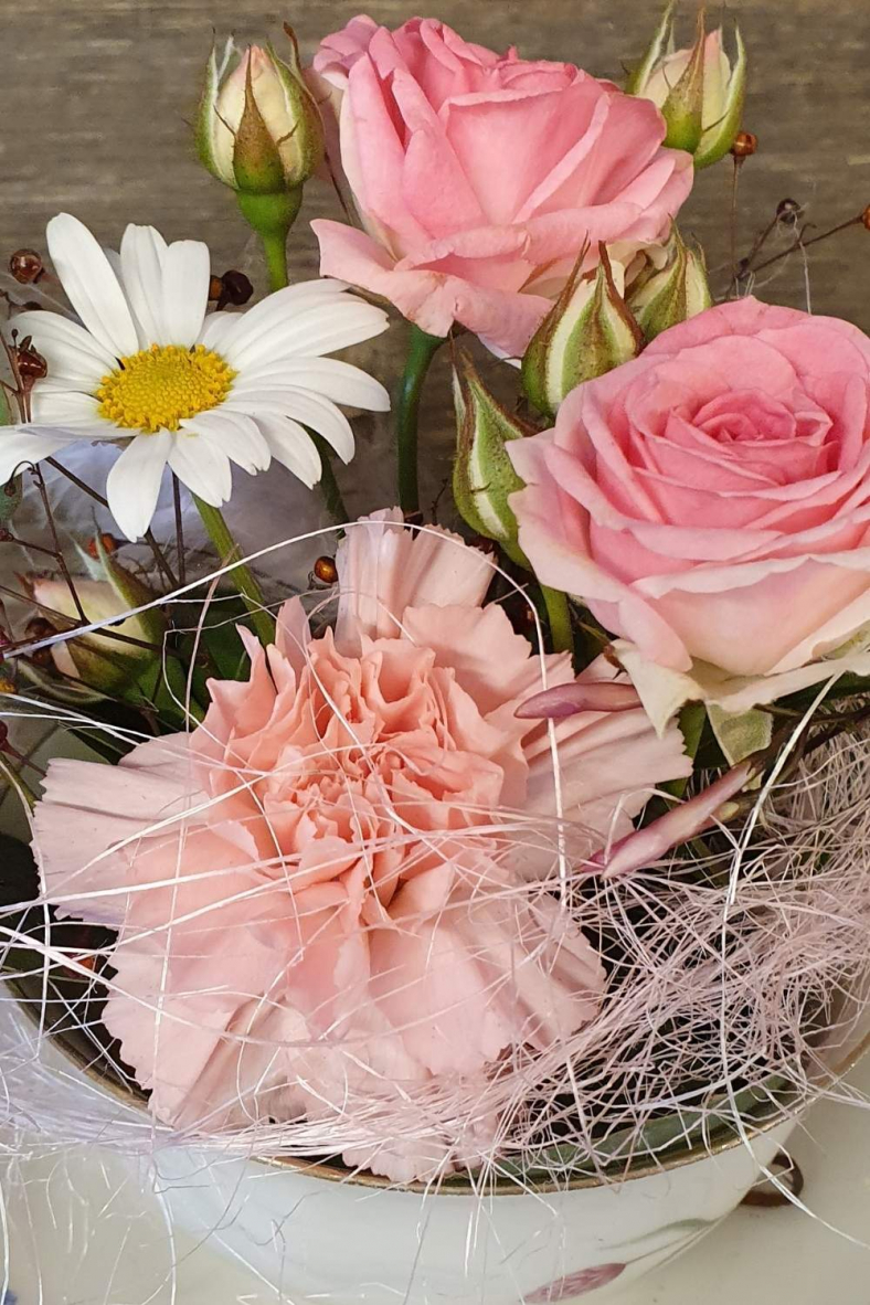Rosa-Blumen-in-alter-Tasse.jpg