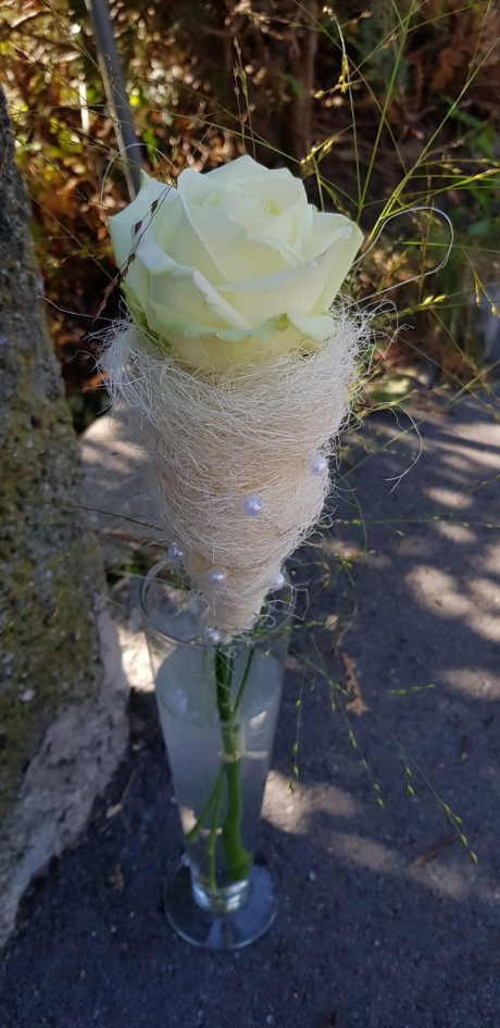 Weisse Rose verpackt mit Sisal & Perlen