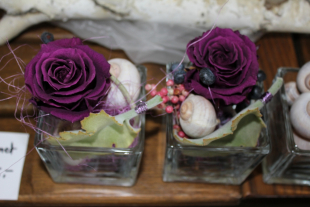 Gefriergetrocknete Rosen violett mit Kalachoeblatt ausgarniert