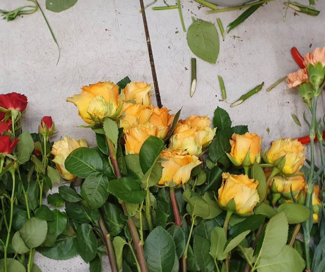 Rosen-Nelken-Blumenkranz.jpg