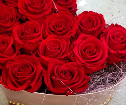 Rosenbox-fuellen-mit-stabilsiierten-Rosen.jpg