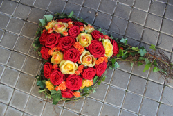 Rosenherz orange gelb rot (ausgeliefert in Grosshöchstetten auf den Friedhof am 18. März 2016)