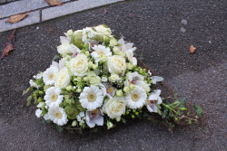 Blumenherz weiss mit Rosen, Germini & Orchideen (abgeholt im Laden am 28. Oktober 2015)