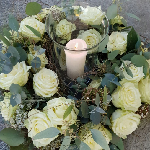Rosenkranz-weiss-Tischdeko-idee-DIY.jpg