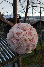 Rosenkugel-Rosa-diy-Deko-IDee-Wedding.png