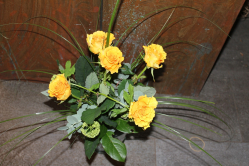 Rosenstrauss gelb (ausgelifert in Rüfenacht am 23. April 2013)