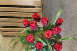 Rote Rosen mit Grün (ausgeliefert in Konolfingen am 1. Juni 2016)