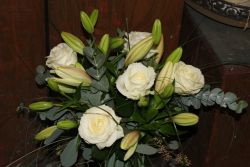 Strauss mit Rosen und Lilien weiss (ausgeliefert in die Kirche Konolfingen am 22. November 013)