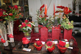 Rote Blumen zum Valentinstag schenken