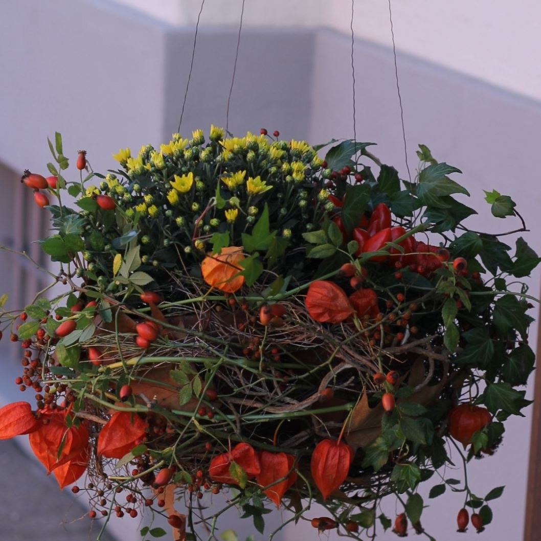 Rustikaler-Korb-aus-Draht-gefuellt-mit-herbstpflanzen-DIY-Anleitung.jpg