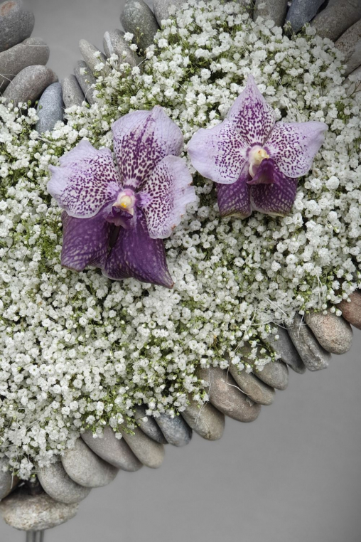 Schleierkrautherz-in-Steinherz-weiss-violett.jpg