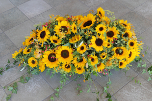 Sargschmuck aus Sonnenblumen