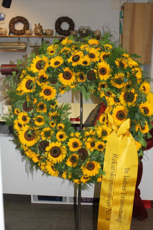 Sonnenblumenkranz für Beerdigung in der Kirche Zäziwil