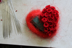 Das stabilisierte Rosenherz ist fast fertig. Wichtig ist das mann immer schön Reihenweise die Rosen einsteckt