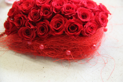 Umspielung der Perlenketten um das Rosenherz