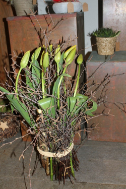 Stehstrauss mit französischen Tulpen (ausgeliefert am 7. März in Oberhünigen)