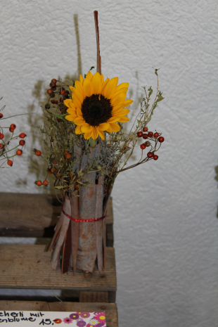 Stehstrauss mit Sonnenblume und Beeren