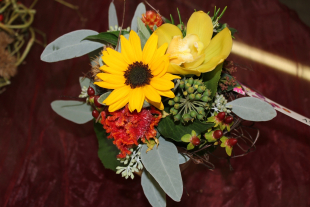 Strauss exotisch herbstlich mit Sonnenblume und Cymbidiumblüte