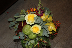 Herbststrauss vermischt mit exotischem (ausgeliefert in Niederhünigen am 23. Oktober 2013)