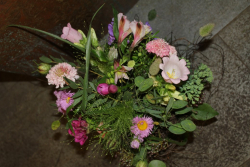 Natürlicher Blumenstrauss in rosa (ausgeliefert in Rüfenacht am 19. Juni 2015)