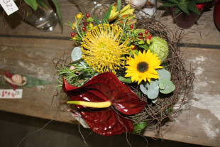 Gemischter Strauss mit Anthurium Sonnenblumen, Leucospermum und Beeren