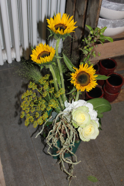 Strauss abgestuft mit Sonnenblumen (ausgeliefert am 27. Juni 2013 in Grosshöchstetten)