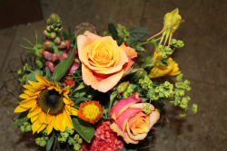 Leuchtender Strauss mit schweizer Rosen (ausgeliefert in Grosshöchstetten am 26. Mai 2014)