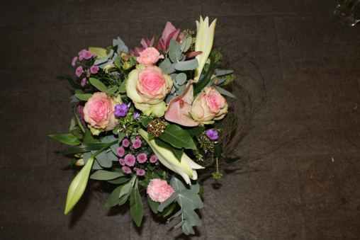 Dieser elegante Blumenstrauss hat sich im Papier versteckt!