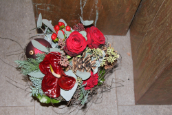 Weihnachtlicher Strauss in Rot (ausgeliefert in Grosshöchstetten am 7. Dezember 2012)