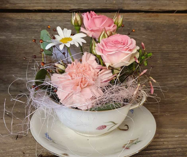 TAsse-mit-Blumen-dekorieren.jpg