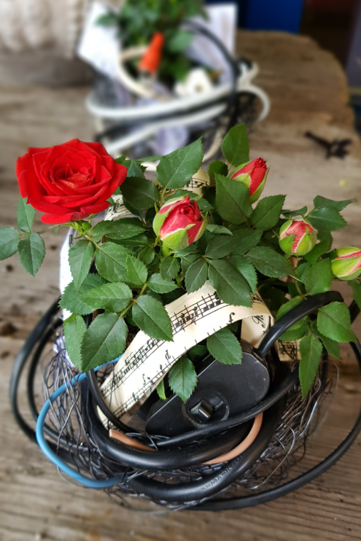 Tisch-Deko-Idee-Rose--Draht-mit-Musik-Noten.png