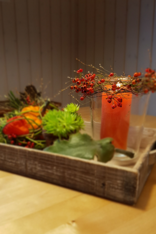 Tisch-Deko-Idee-herbst-Holzbrett-fuellen-Deko-idee-zum-selber-machen.png