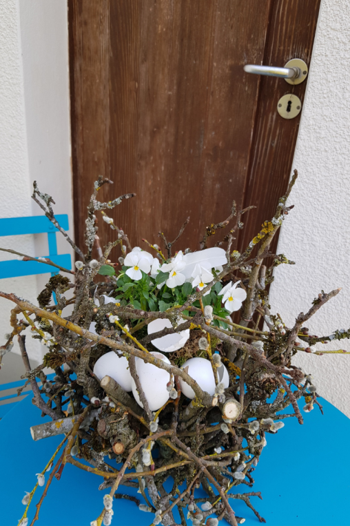 Tisch-Dekoration-weiss-fuer-Ostern-mit-Viola-cornuta.png