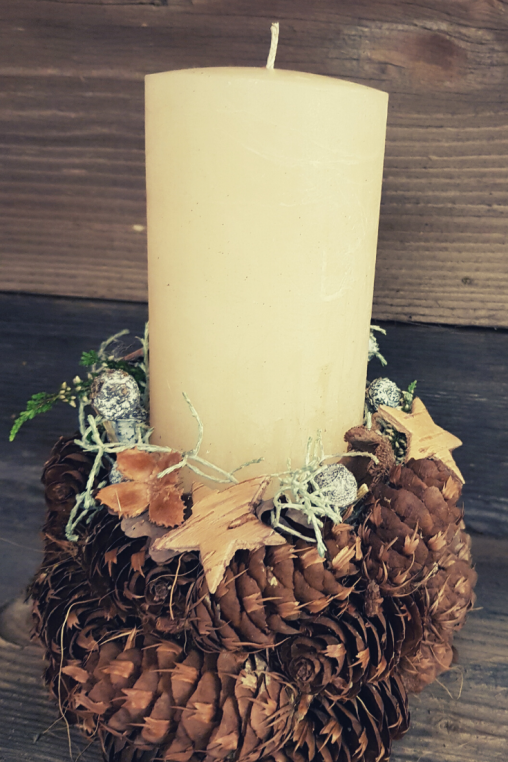 Tischdeko-Idee-Weihnachten-selber-machen-Kerzenarrangement-mit-Tannenzapfen-selber-machen.png