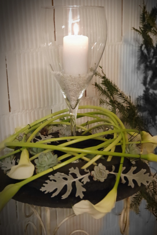 Tischdeko-idee-weiss-mit-Kerze-und-Calla-Blueten_2.png