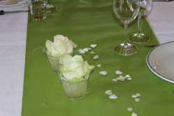 Tischdeko mit weissen Rosen in Glesli