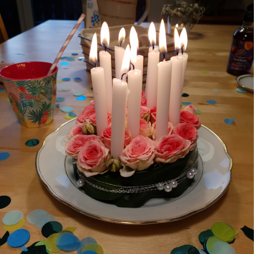 Tischdekoration-Geburtstag-mit-kerzen-und-Rosen-selber-machen.png