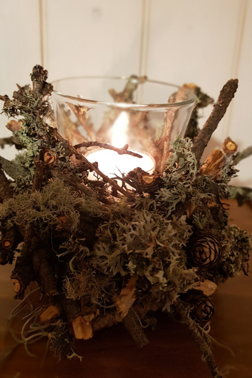 Tischdekoration-Naturdeko-Kerze-im-Glas-DIY-Bastel-Idee-Natur-Deko-Inspiration-Winterdekoration-Garten-Deko-Idee.png